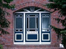 Dekorative blaue Fenster in einem Backsteinhaus 